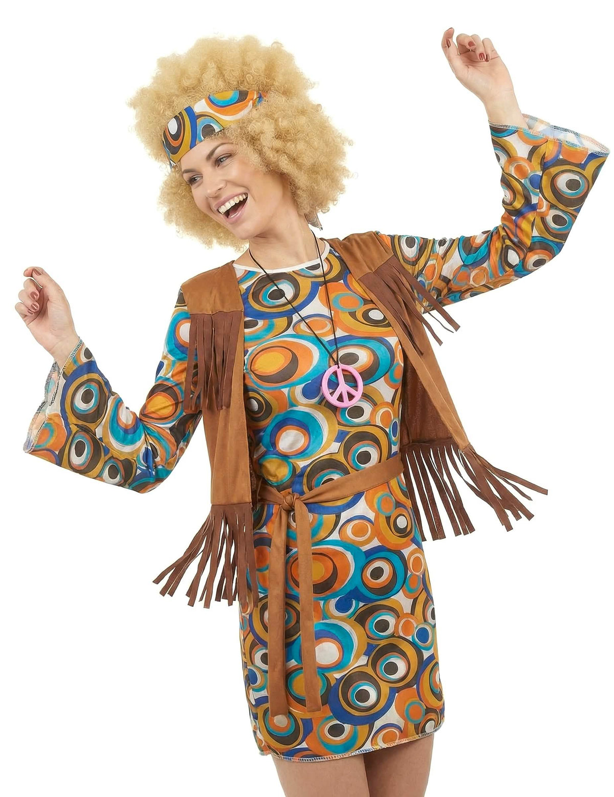 Boční pohled na hippie kostým s kruhovými vzory