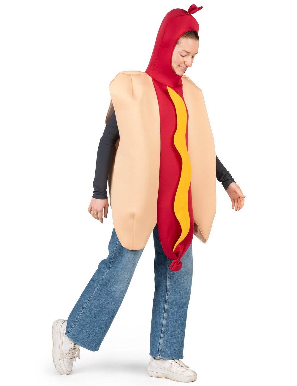 Pohled z tříčtvrtečního úhlu na dospělý kostým hot dogu