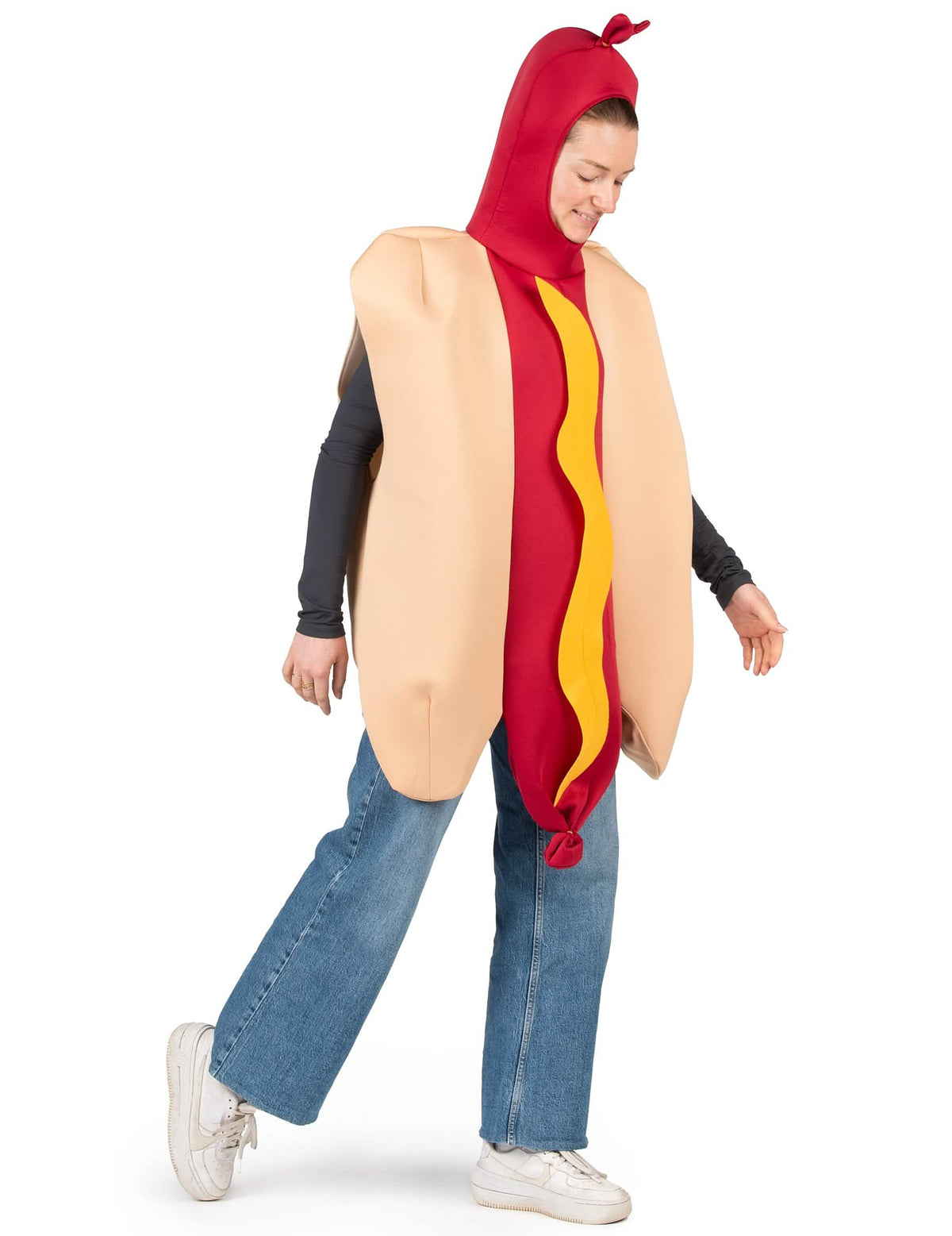 Pohled z tříčtvrtečního úhlu na dospělý kostým hot dogu
