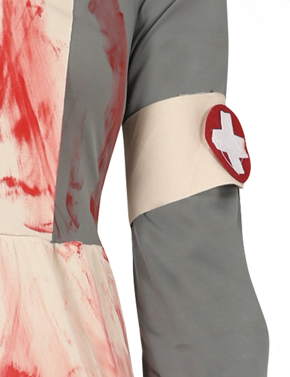 Détail du brassard et des taches de sang du déguisement d'infirmière zombie pour adolescente