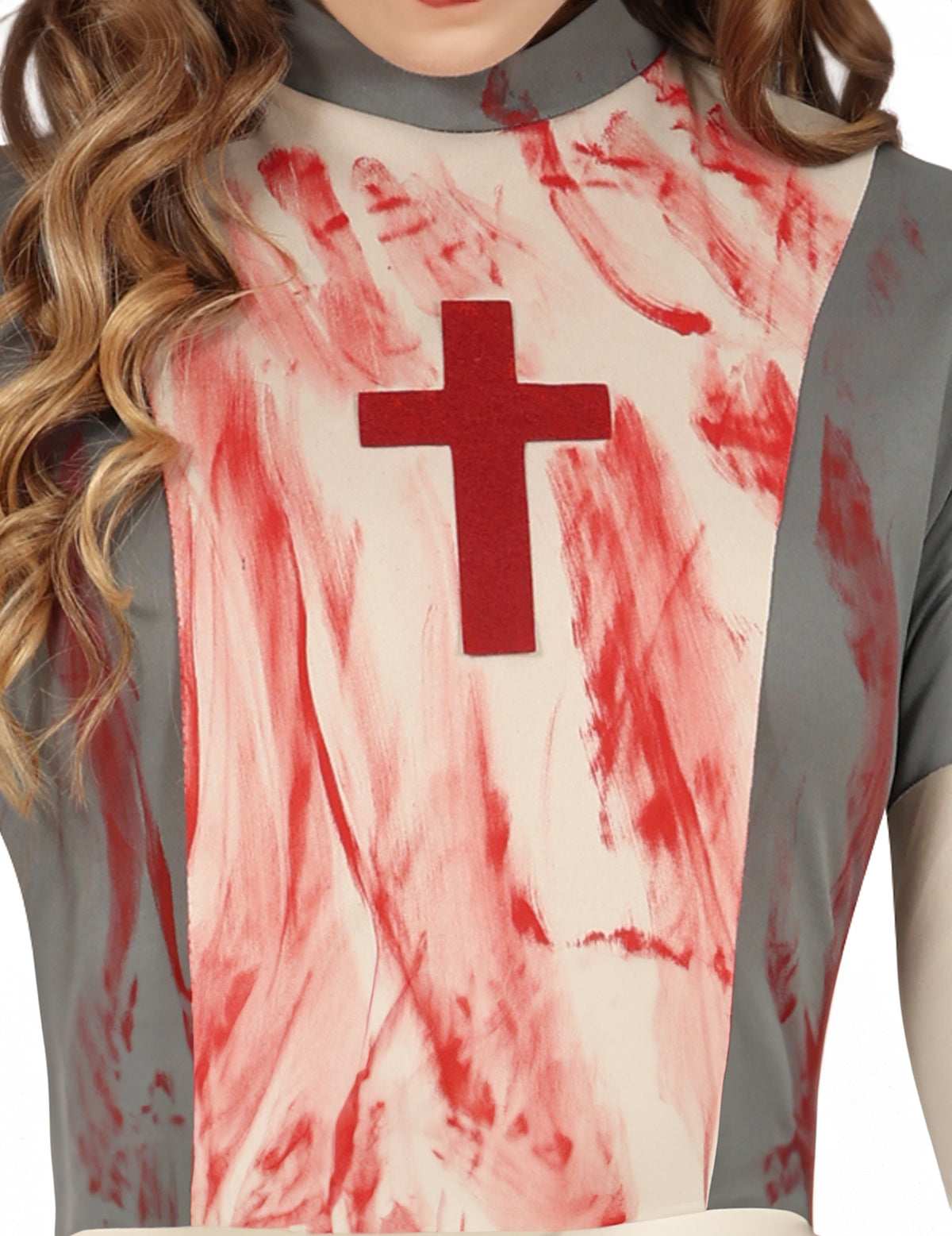 Gros plan sur la croix rouge et les taches de sang du déguisement d'infirmière zombie pour adolescente