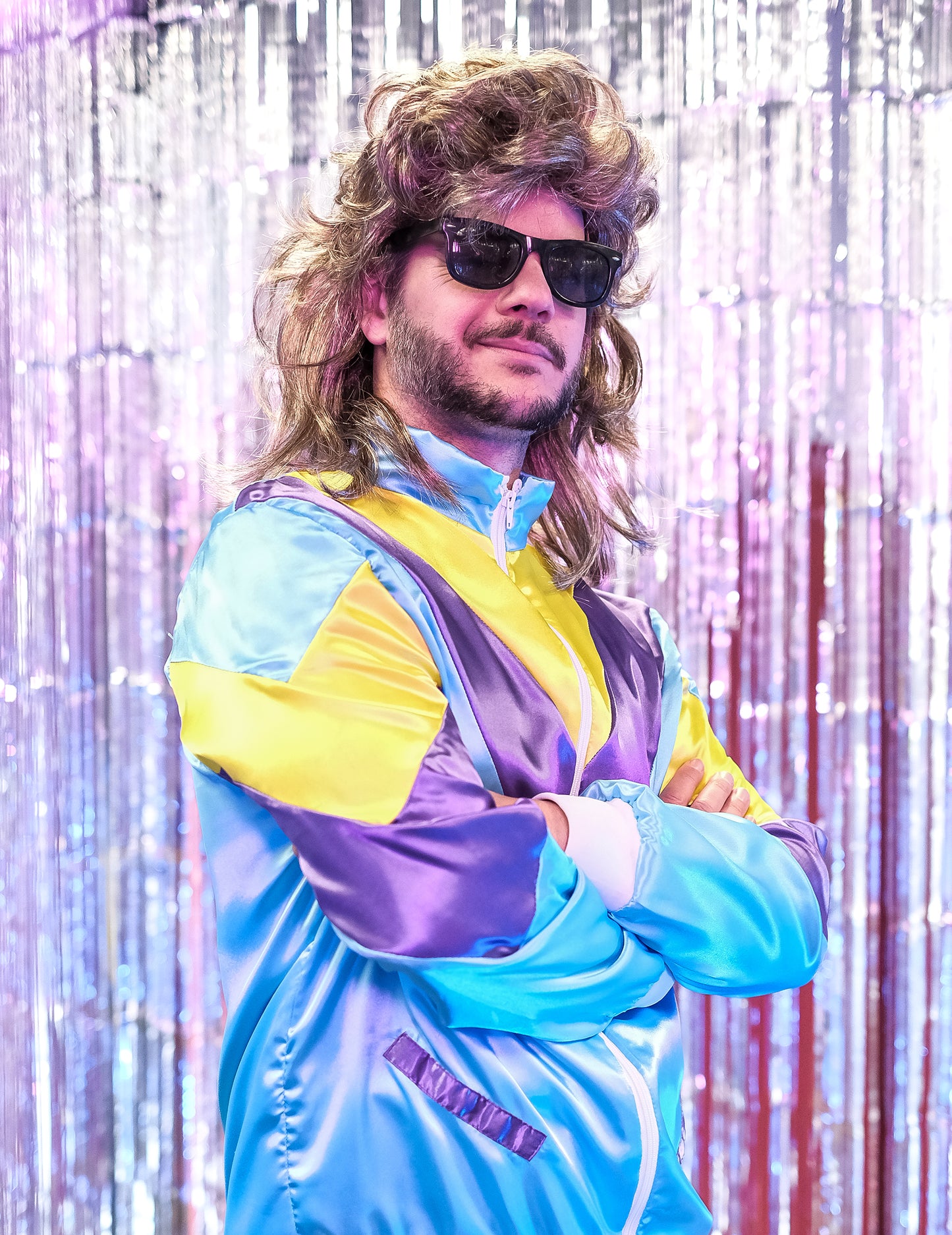 Pohled z boku na dětský kostým jogging z 80. let