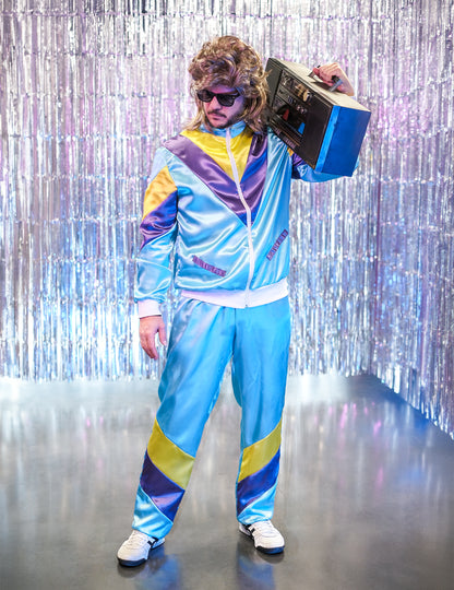 Scéna s radiomagnetofonem a dětským kostýmem jogging z 80. let