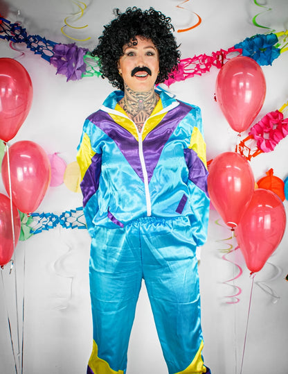 Pohled zepředu na dětský kostým jogging z 80. let pro dospělé