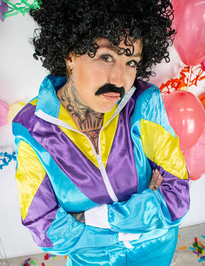 Detailní záběr na bundu a doplňky dětského kostýmu jogging z 80. let