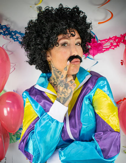 Portrét s parukou a knírkem dětského kostýmu jogging z 80. let