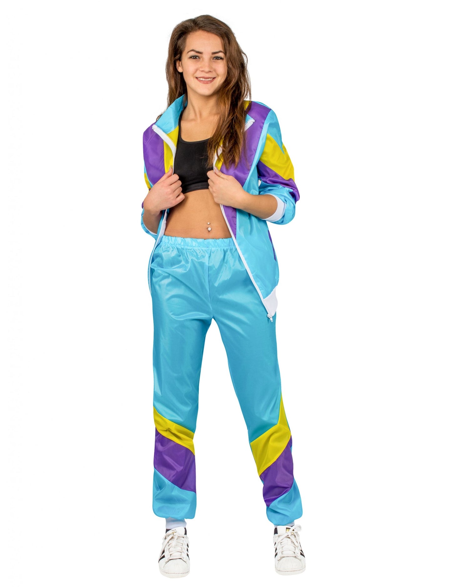 Pohled zepředu na modelku v dětském kostýmu jogging z 80. let