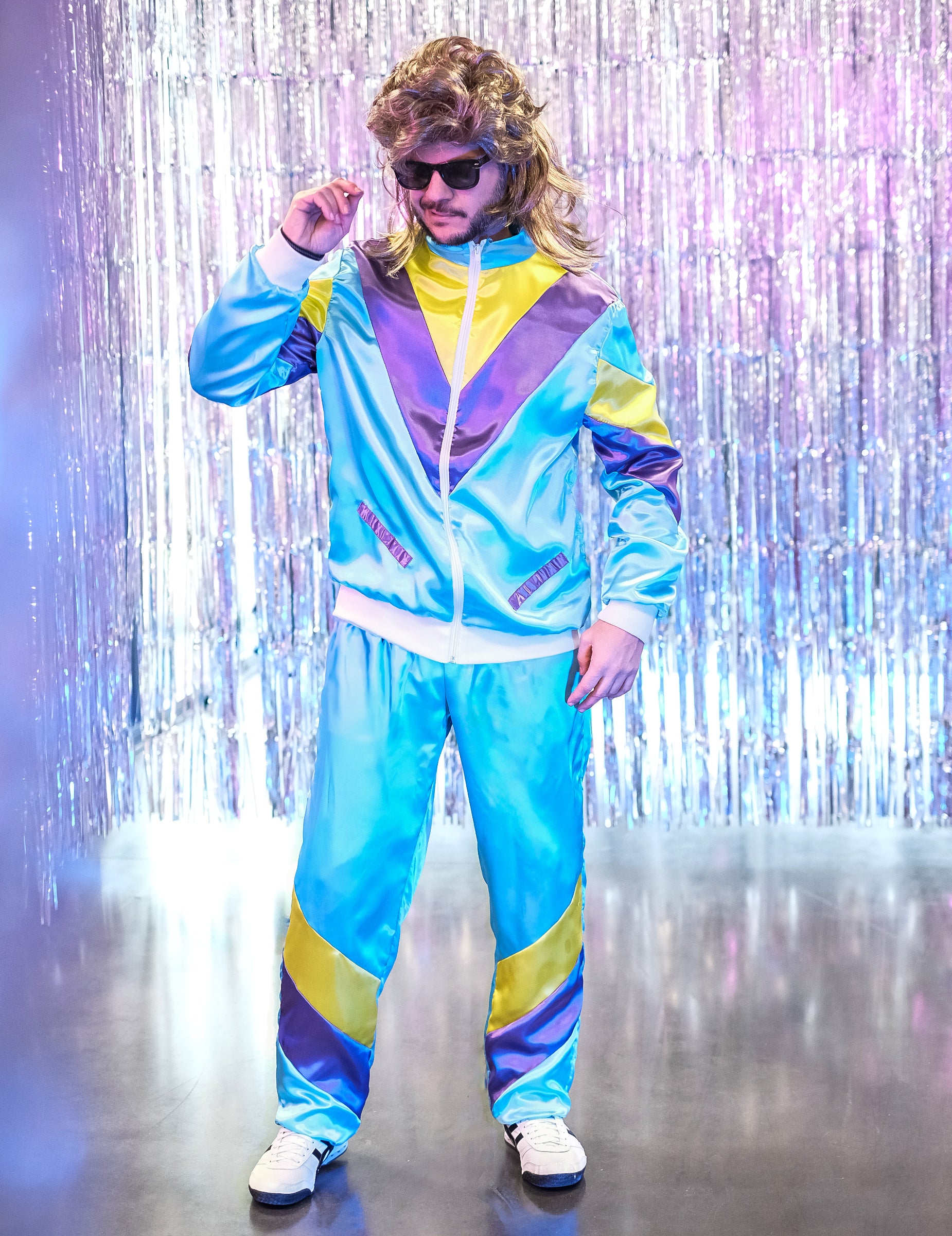 Nastavení pro slavnostní příležitost s dětským kostýmem jogging z 80. let