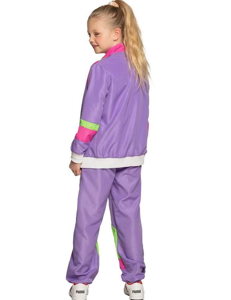 Pohled zezadu ze tří čtvrtin na dětský retro joggingový kostým