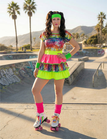 Kýčovitý dámsky kostým z 80. rokov