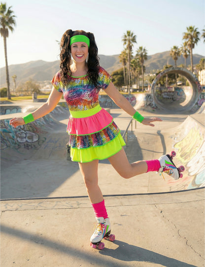 Kýčovitý dámský kostým ve stylu 80. let 