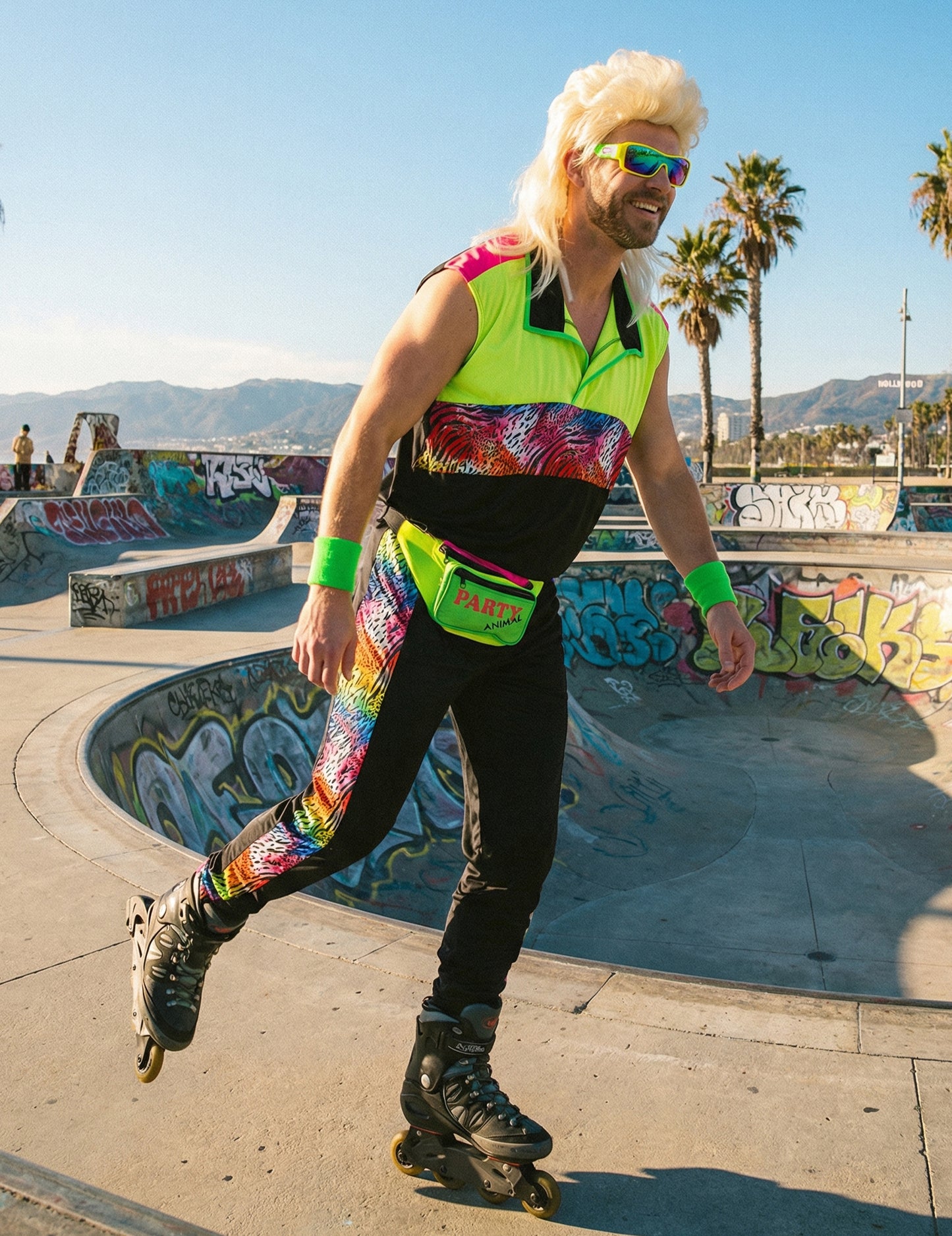 Kýčovitý kostým pro muže ve stylu 80. let 