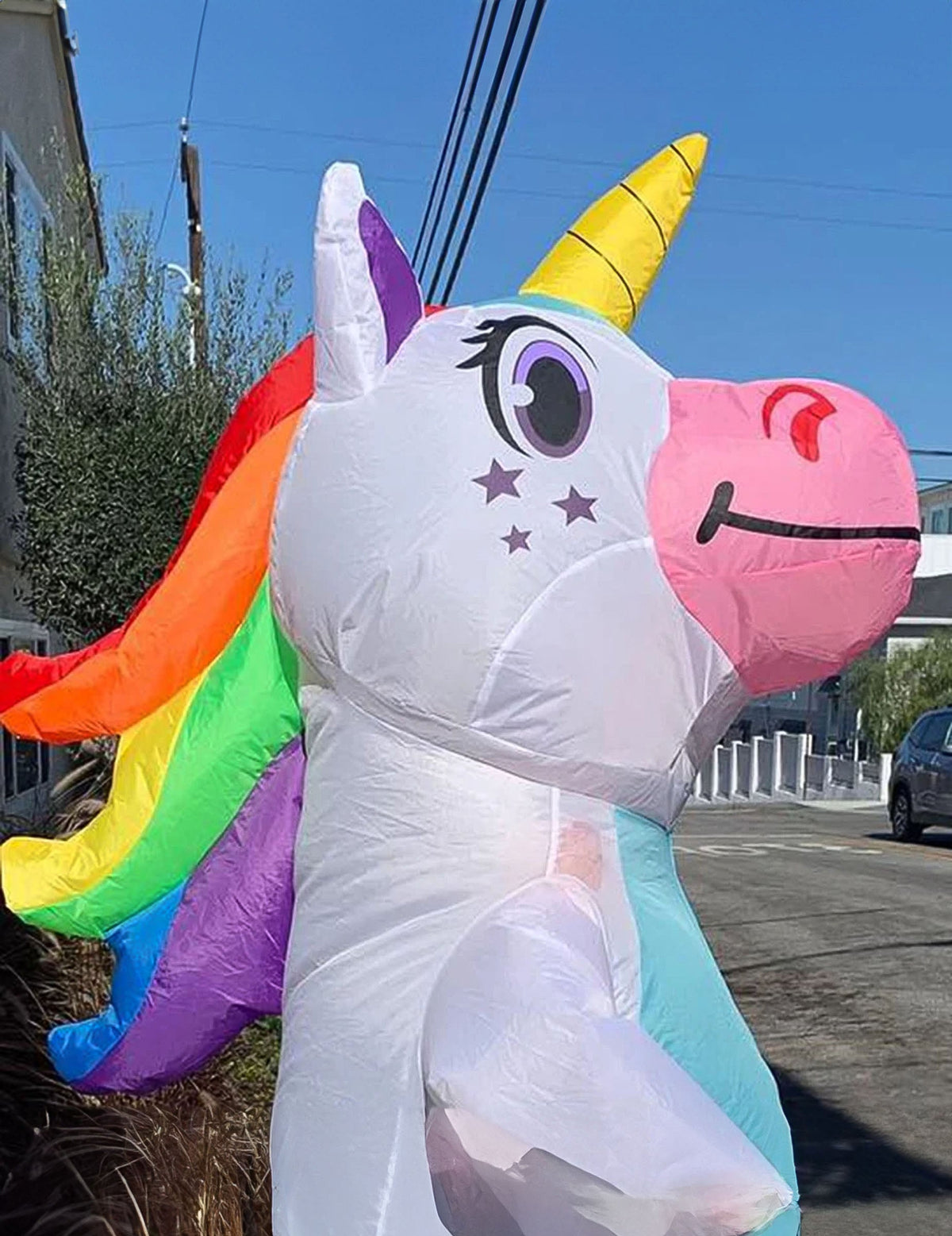 Gros plan sur la tête du déguisement licorne gonflable géante