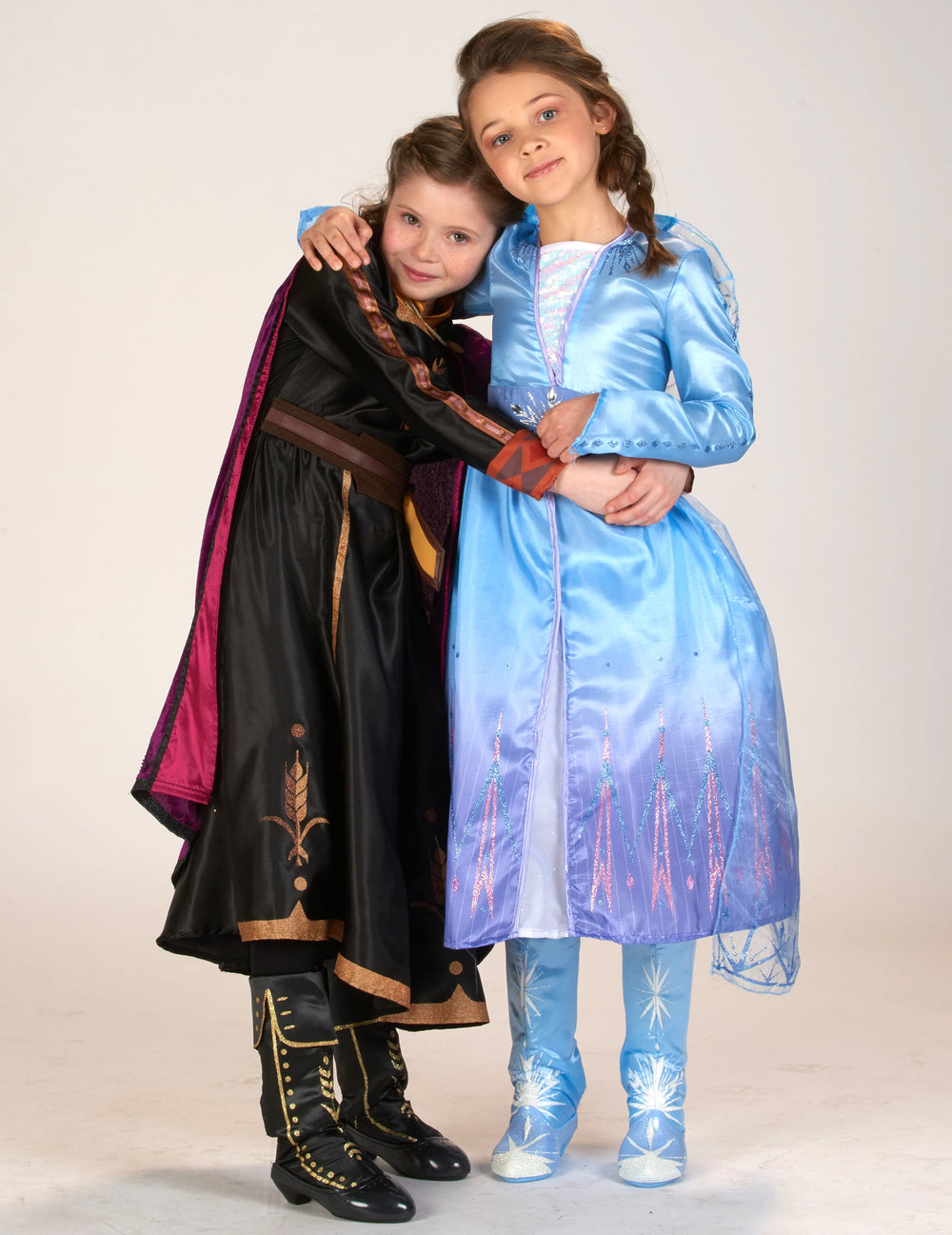 Mise en situation avec Elsa du déguisement luxe Anna La Reine des neiges 2
