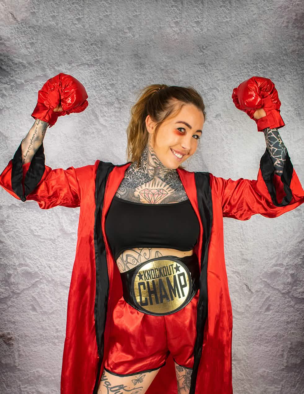 Pohled zepředu na červený kostým boxerky pro ženu