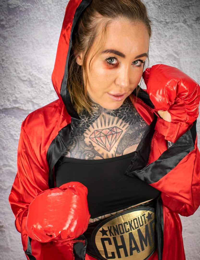 Detail na kapuci u županu a rukavicích dámského boxerského kostýmu červená