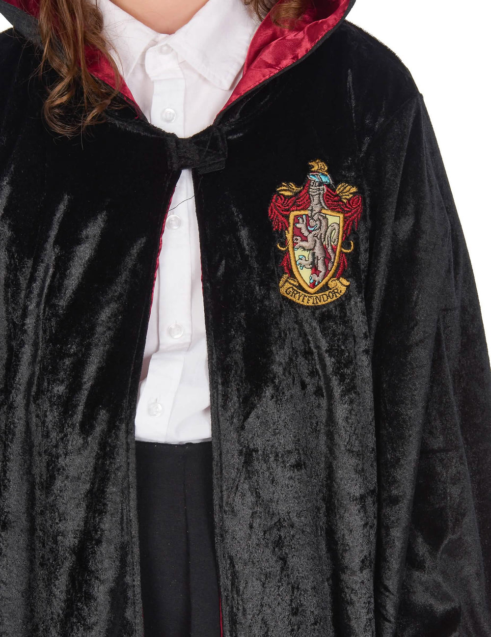 Detail na erb Gryffindor u luxusního kostýmu šatů Harry Potter pro dítě