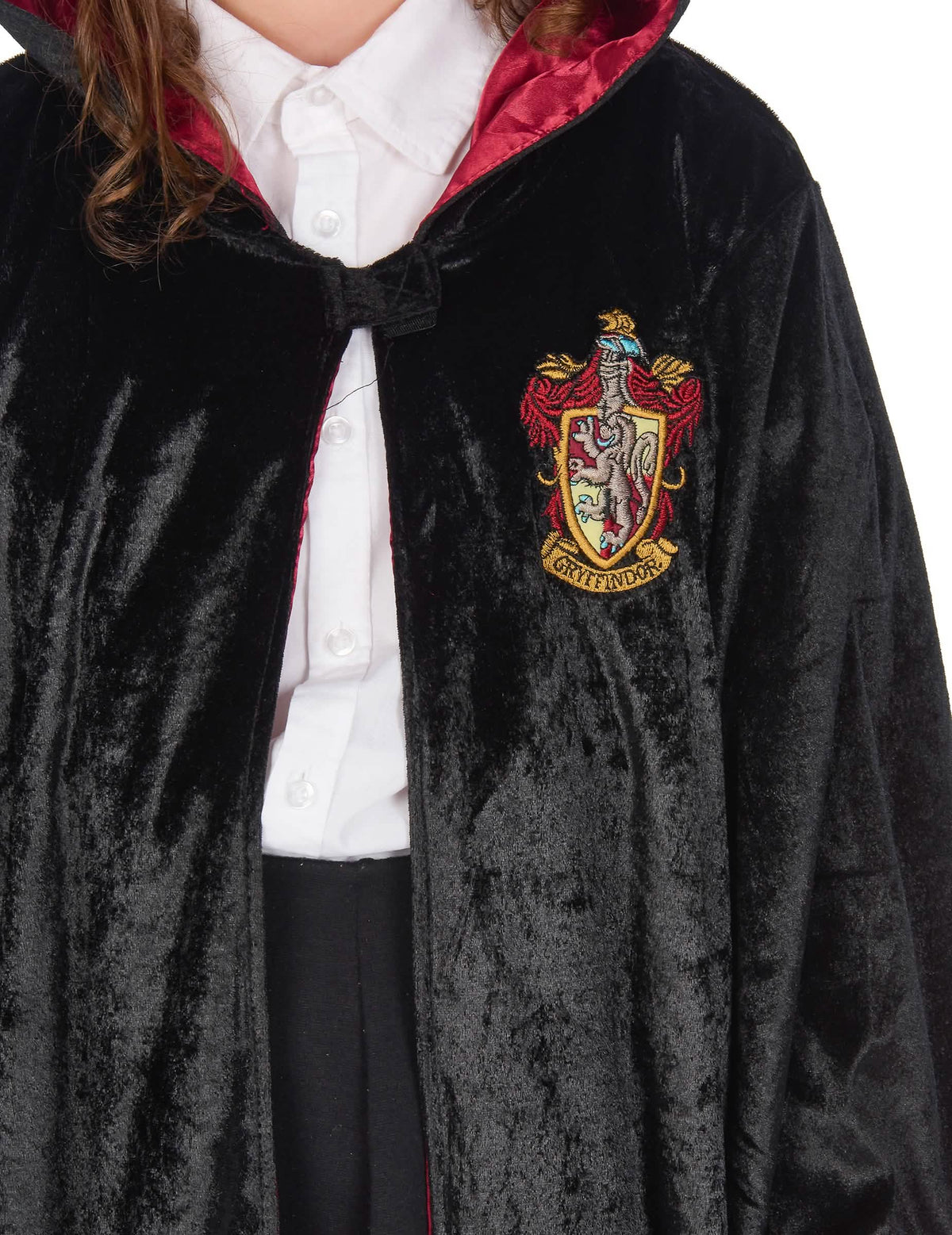 Detail na erb Gryffindor u luxusního kostýmu šatů Harry Potter pro dítě
