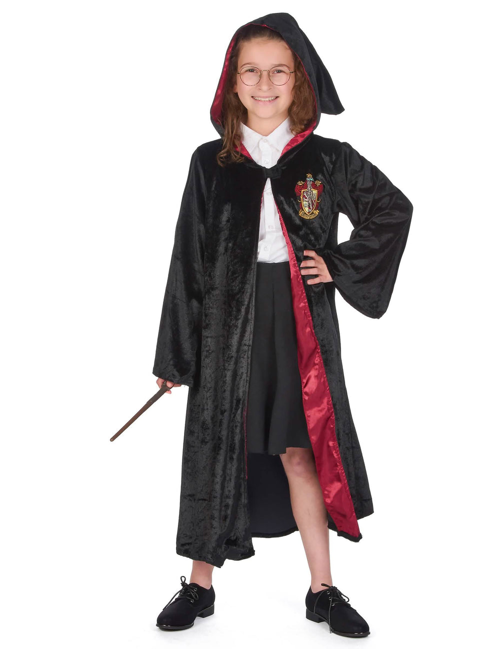 Pohled zepředu s kapucí a hůlkou u luxusního kostýmu Harry Potter pro dítě