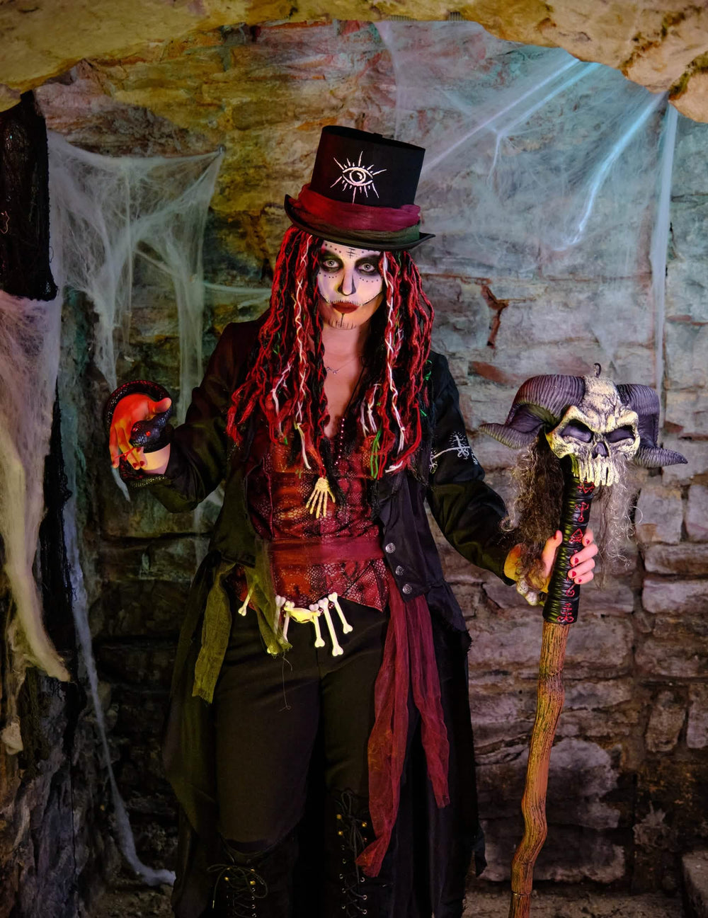 Scénka s žezlem a hadem kostýmu luxusní voodoo kouzelnice