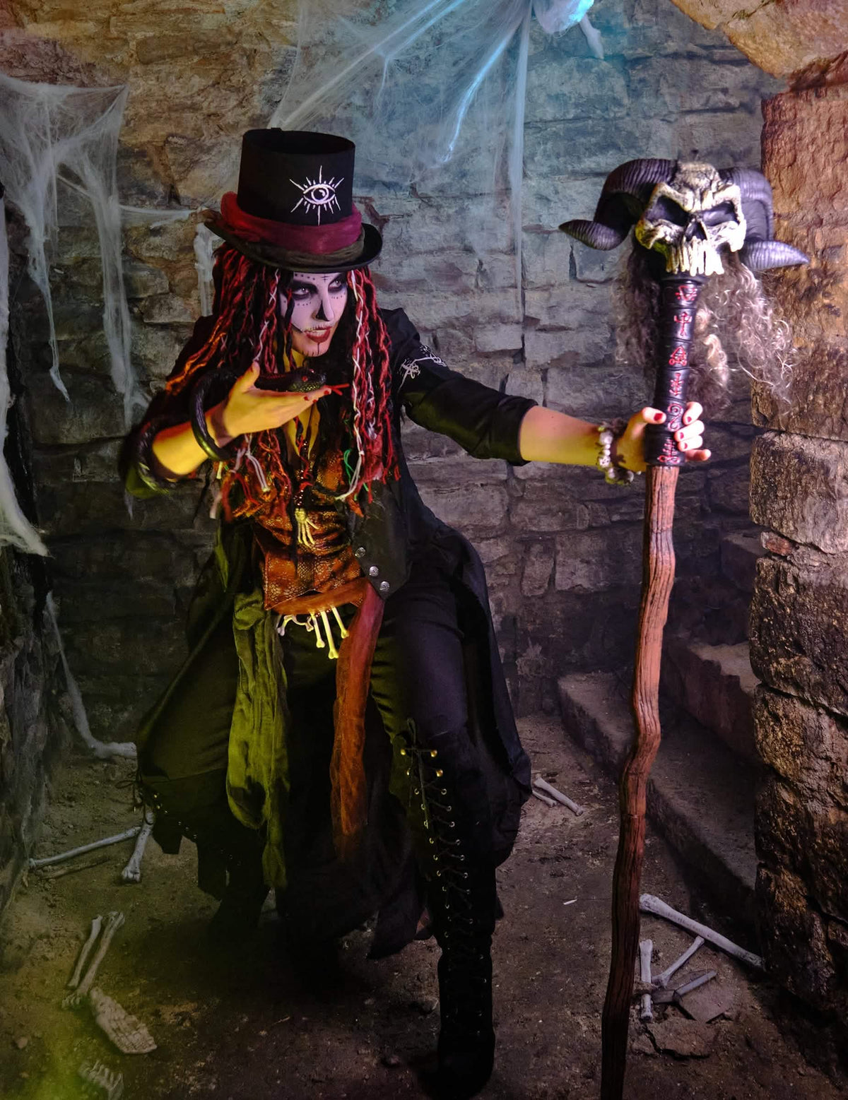 Zinscenování v dekoru krypty voodoo luxusního kostýmu kouzelnice