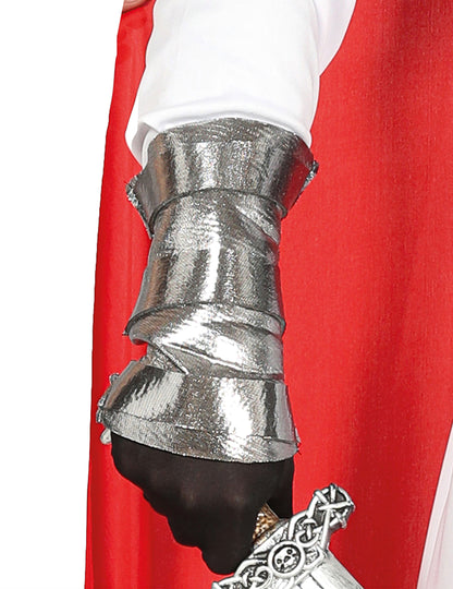 Détail du protège-bras argenté du déguisement maître chevalier