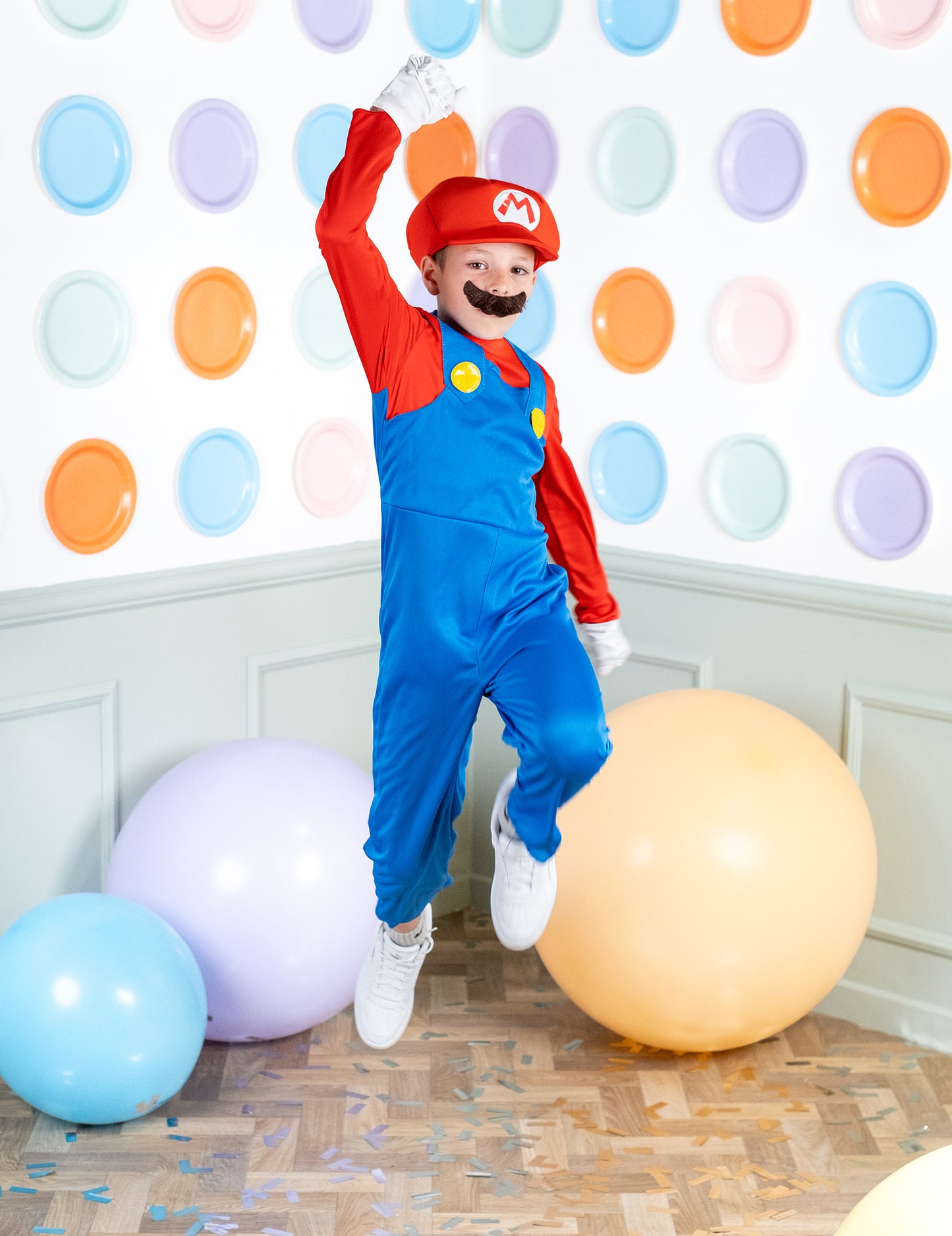 Skok dítěte v dětském kostýmu Maria