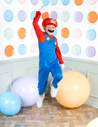 Skok dítěte v dětském kostýmu Maria