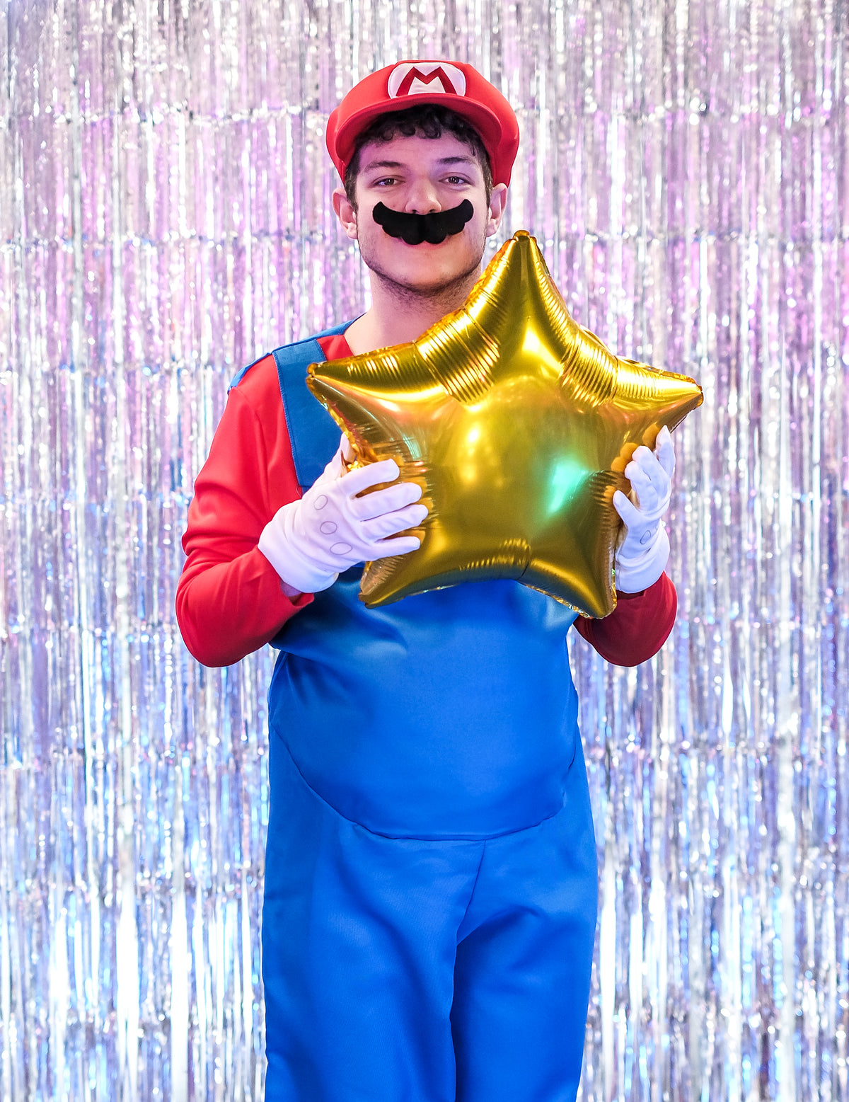 Mise en situation avec un ballon étoile dorée du déguisement de Mario pour adulte