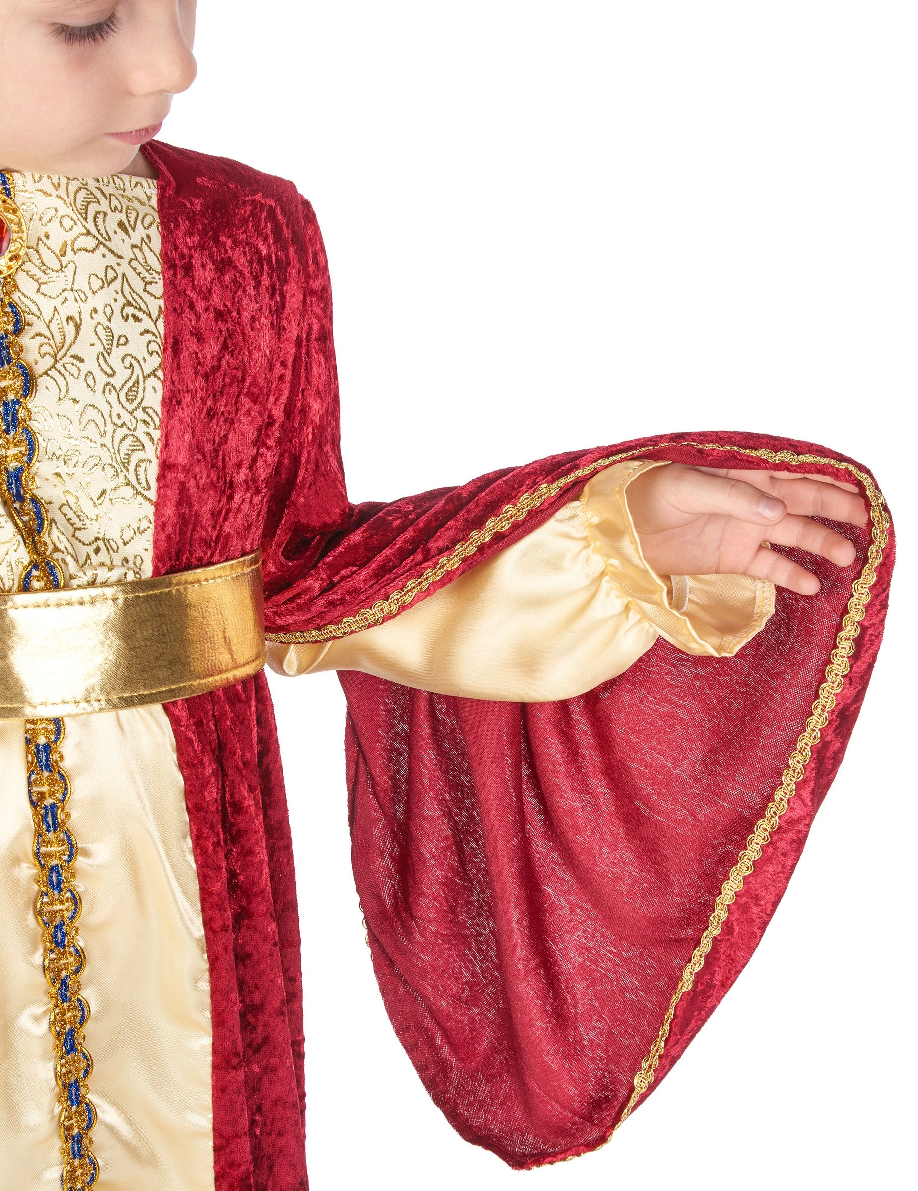 Detailní záběr na zlatý vnitřek rukávu dětského kostýmu středověké královny