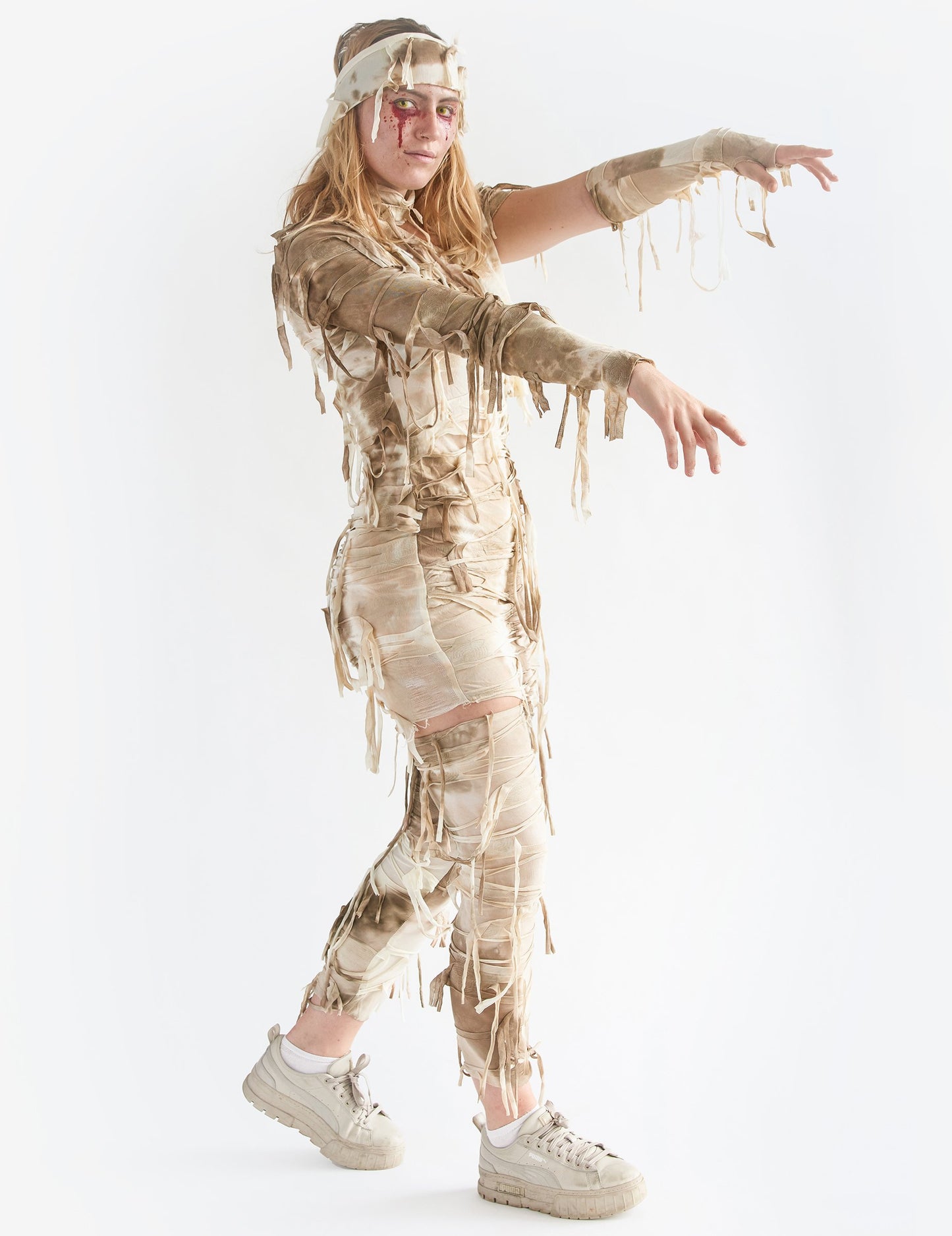 Vue de profil du déguisement de momie sexy pour femme