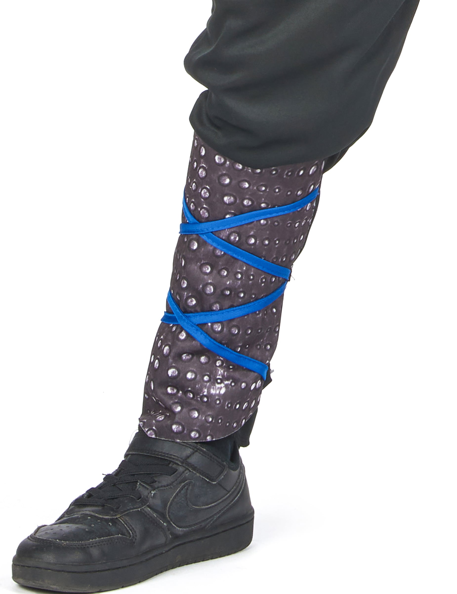 Détail de la jambière avec liens bleus du déguisement ninja