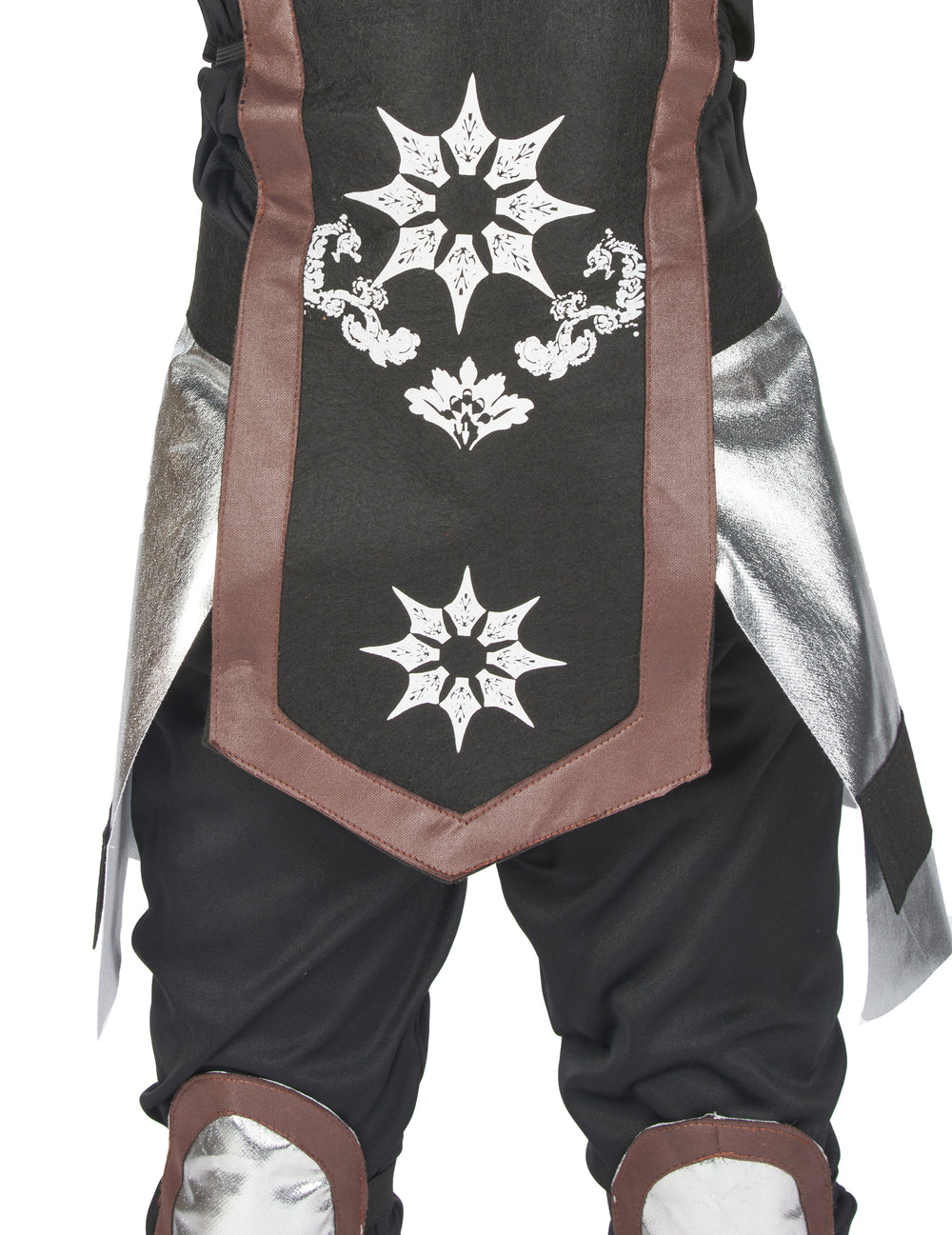 Détail des motifs et des empiècements argentés du déguisement ninja pour garçon