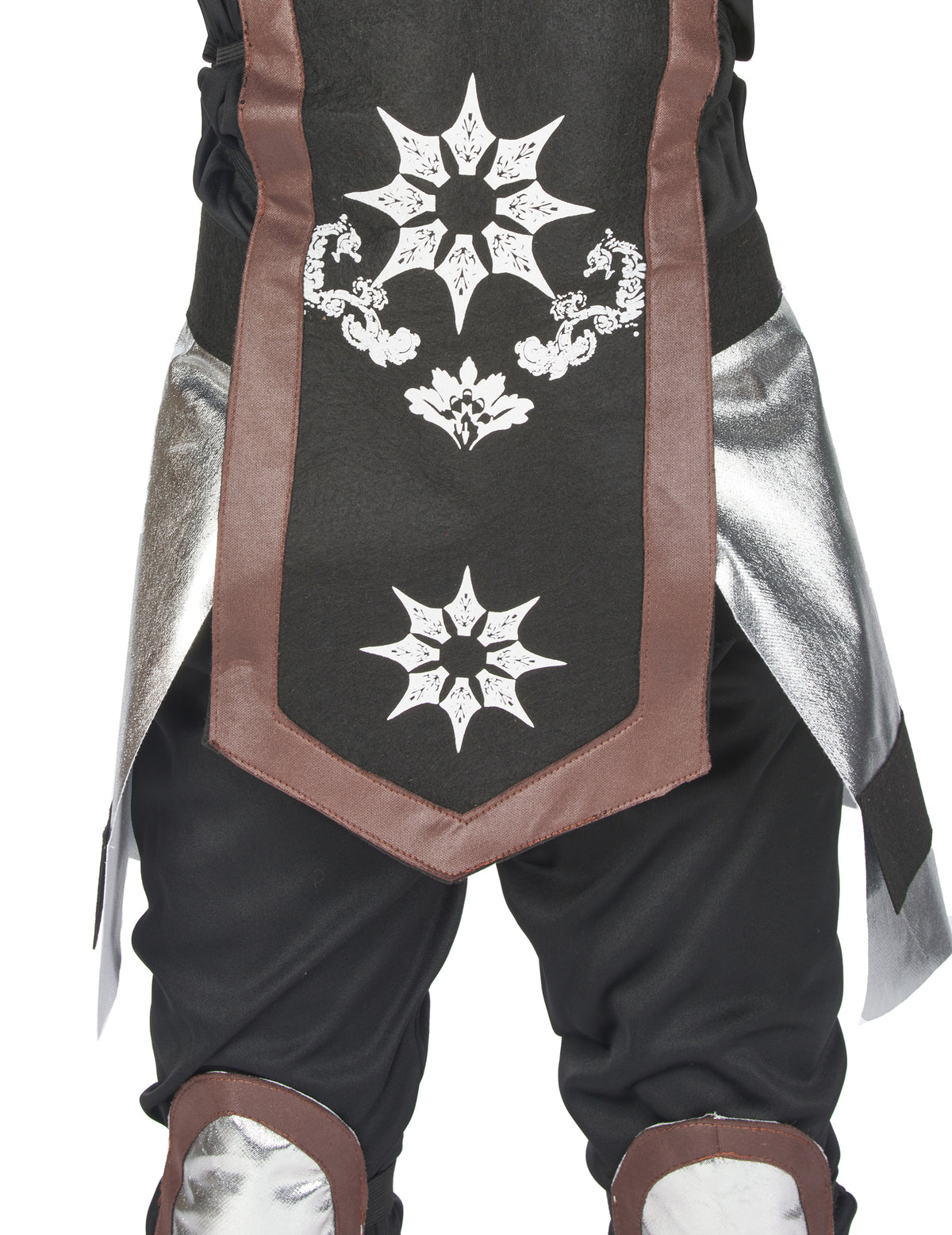 Détail des motifs et des empiècements argentés du déguisement ninja pour garçon