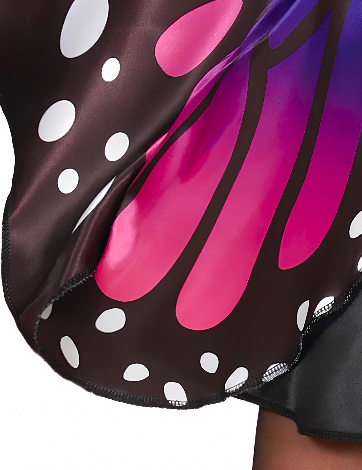 Détail des motifs de l'aile rose et violette à pois blancs du déguisement de papillon