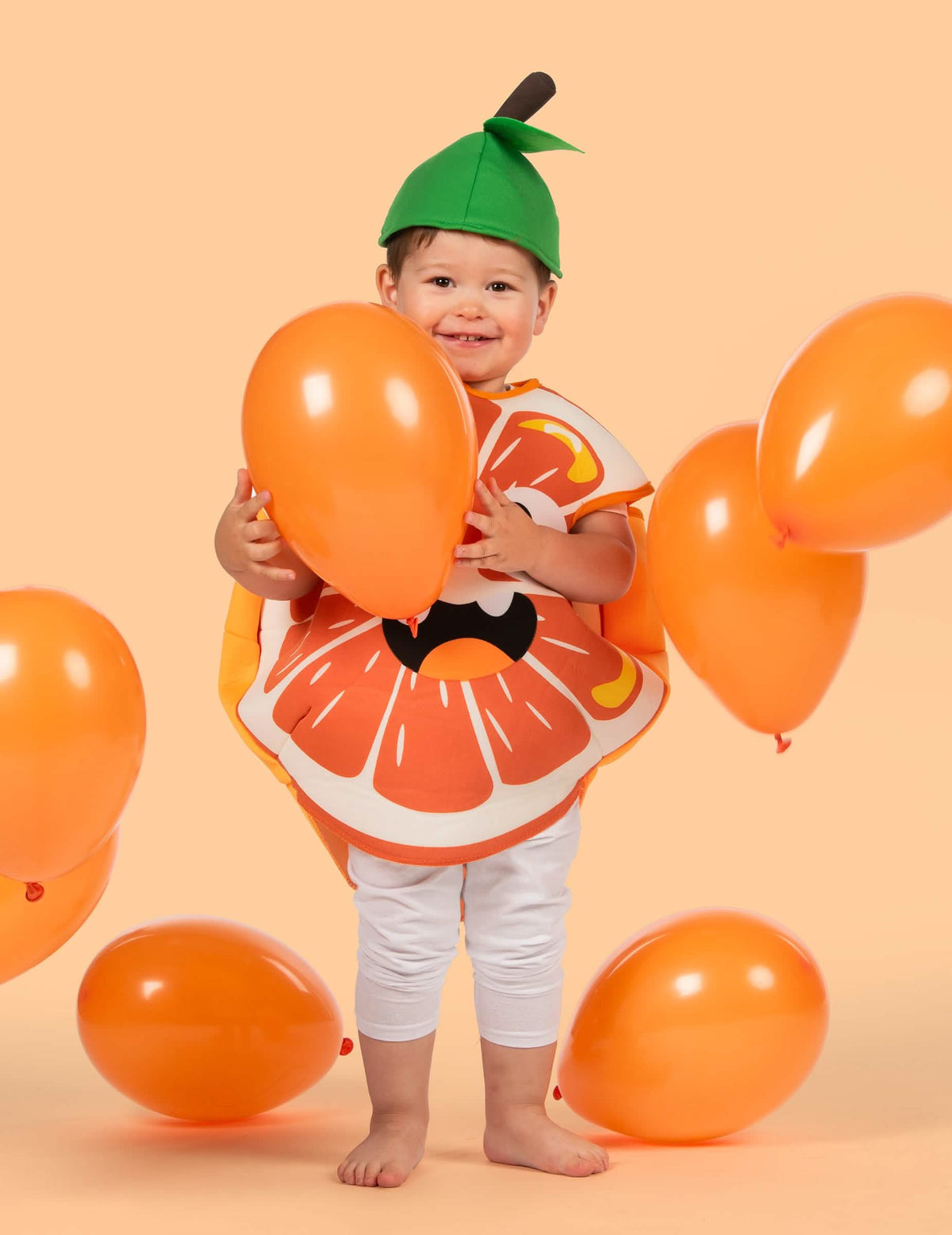Zinscenování s balónky kostýmu malé oranžové