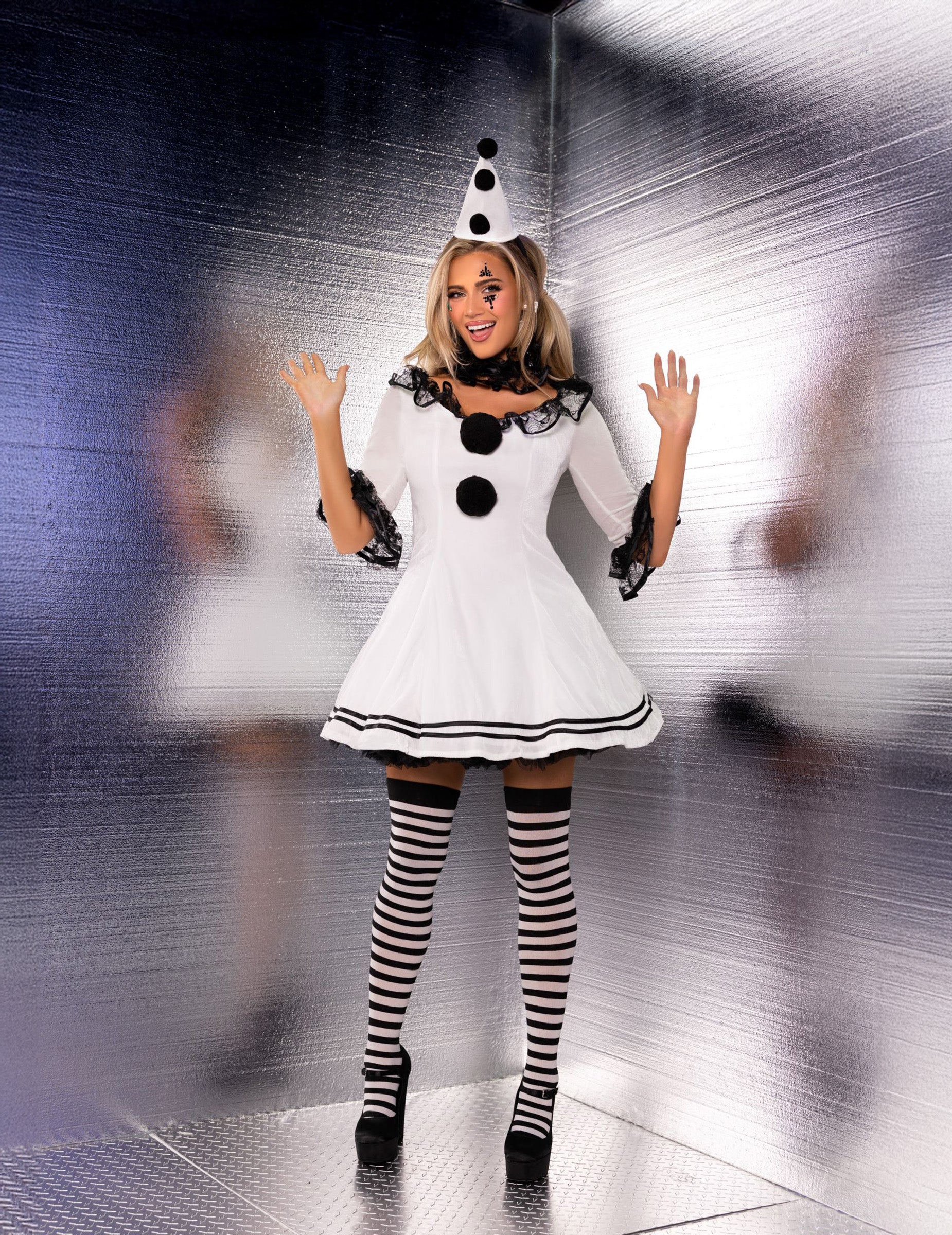 Vue de face bras levés du déguisement pierrot blanc sexy