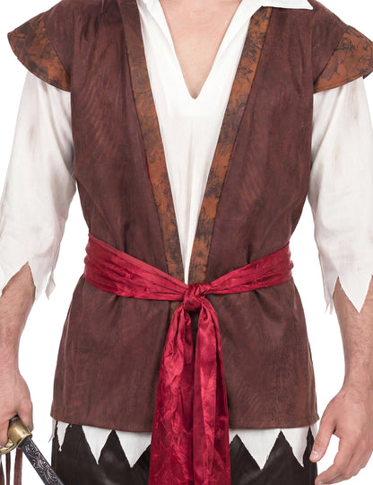 Detailní pohled na vestu a červený opasek kostýmu piráta pro muže