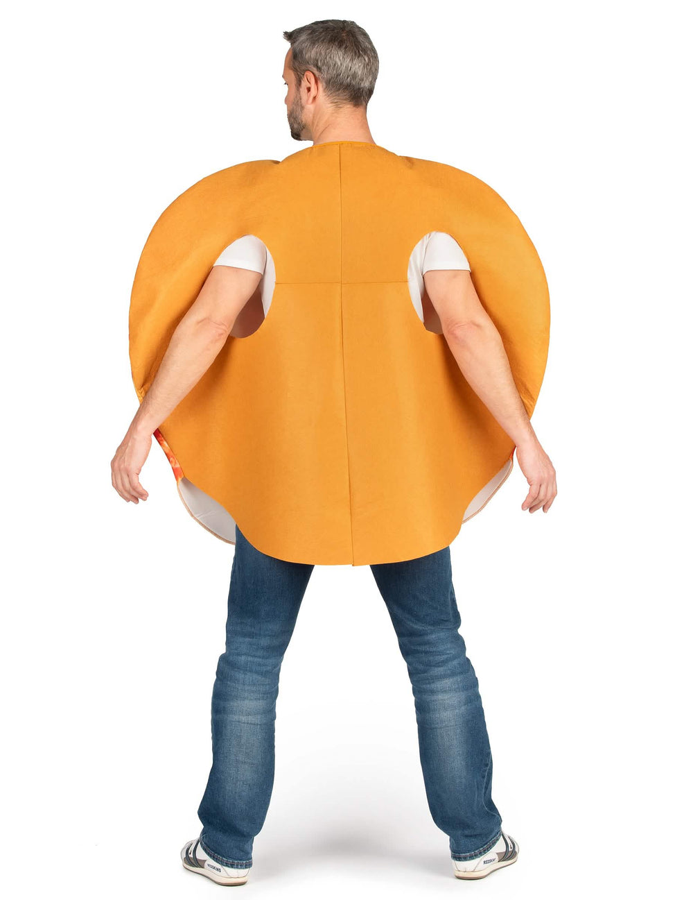Pohled zezadu na kostým pizzy pro dospělého s pepperoni