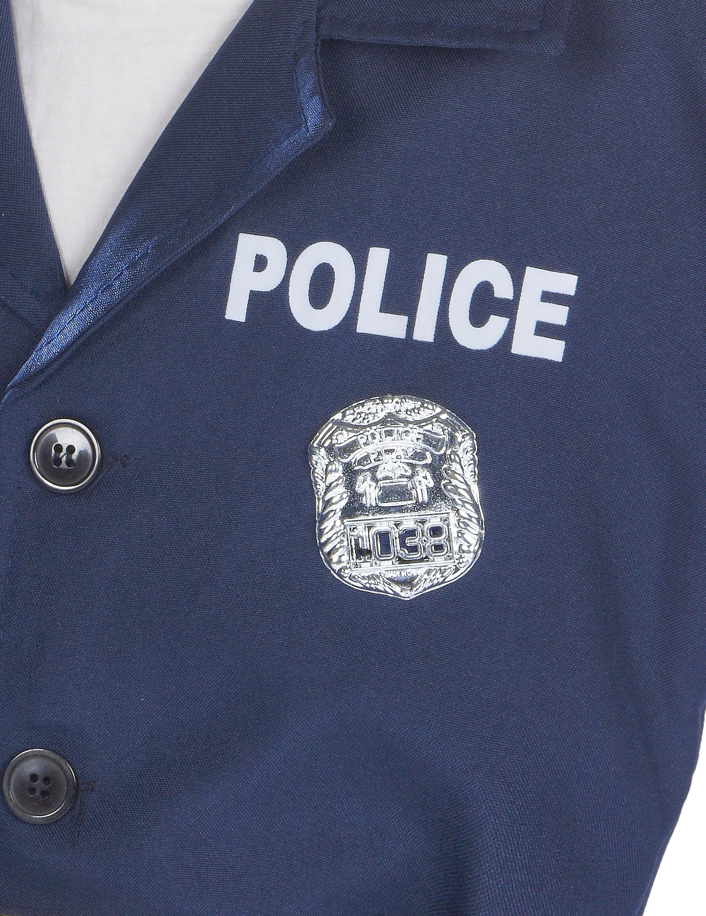 Detailní pohled na nápis POLICE a odznak luxusního policajtského kostýmu