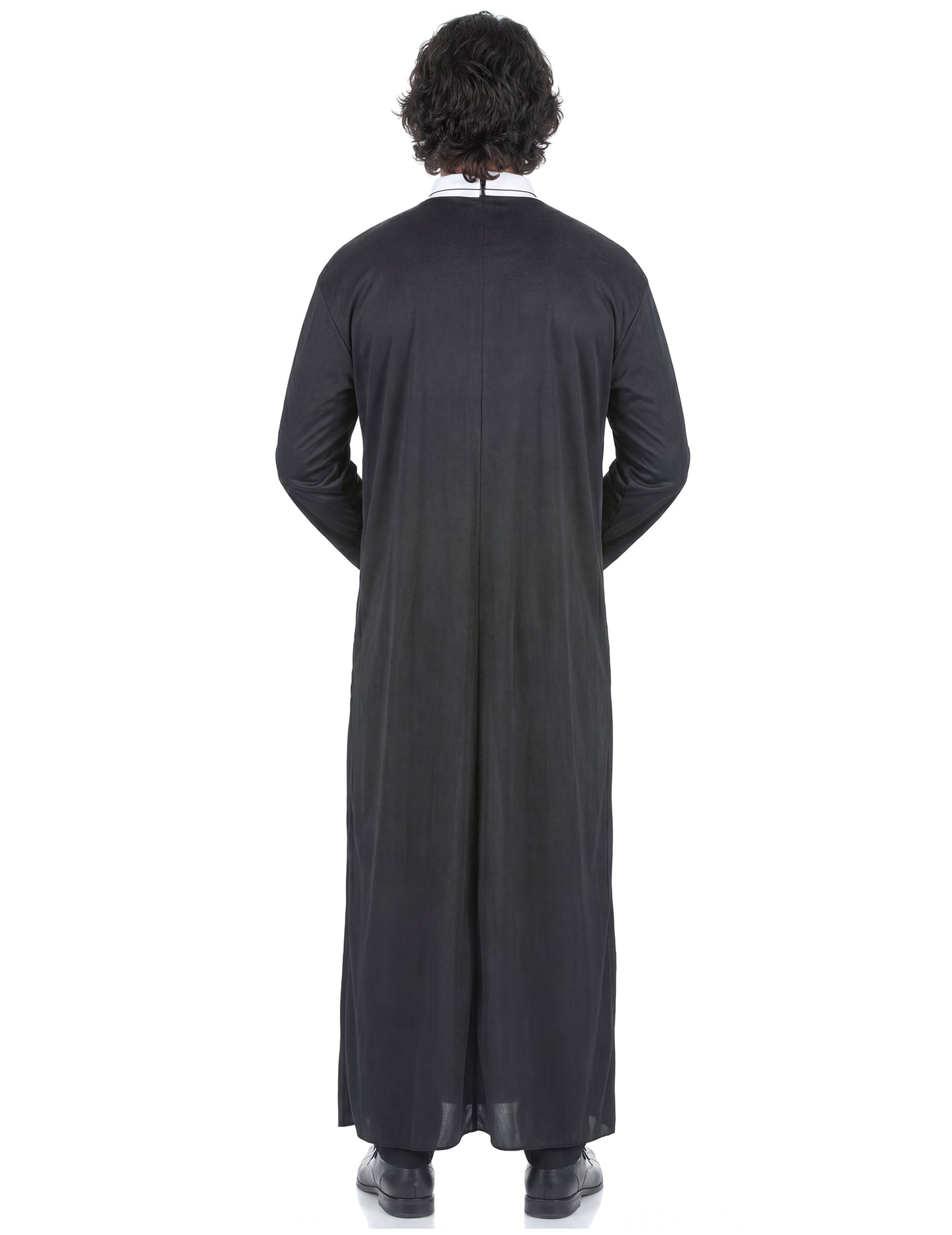 Pohled zezadu na kostým kněze pro muže