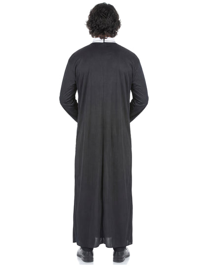 Pohled zezadu na kostým kněze pro muže