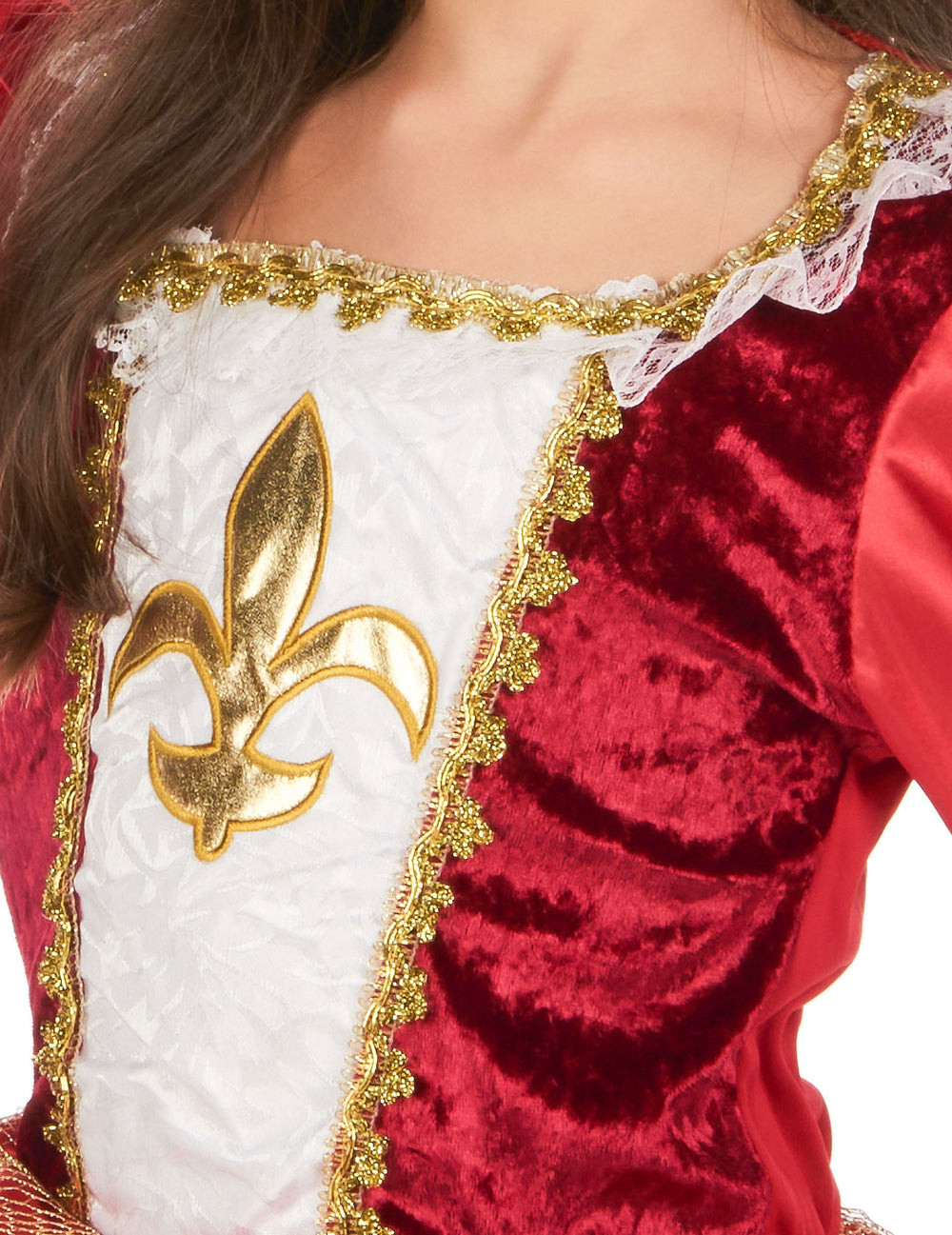 Gros plan sur la fleur de lys dorée du bustier du déguisement de princesse médiévale effet satiné