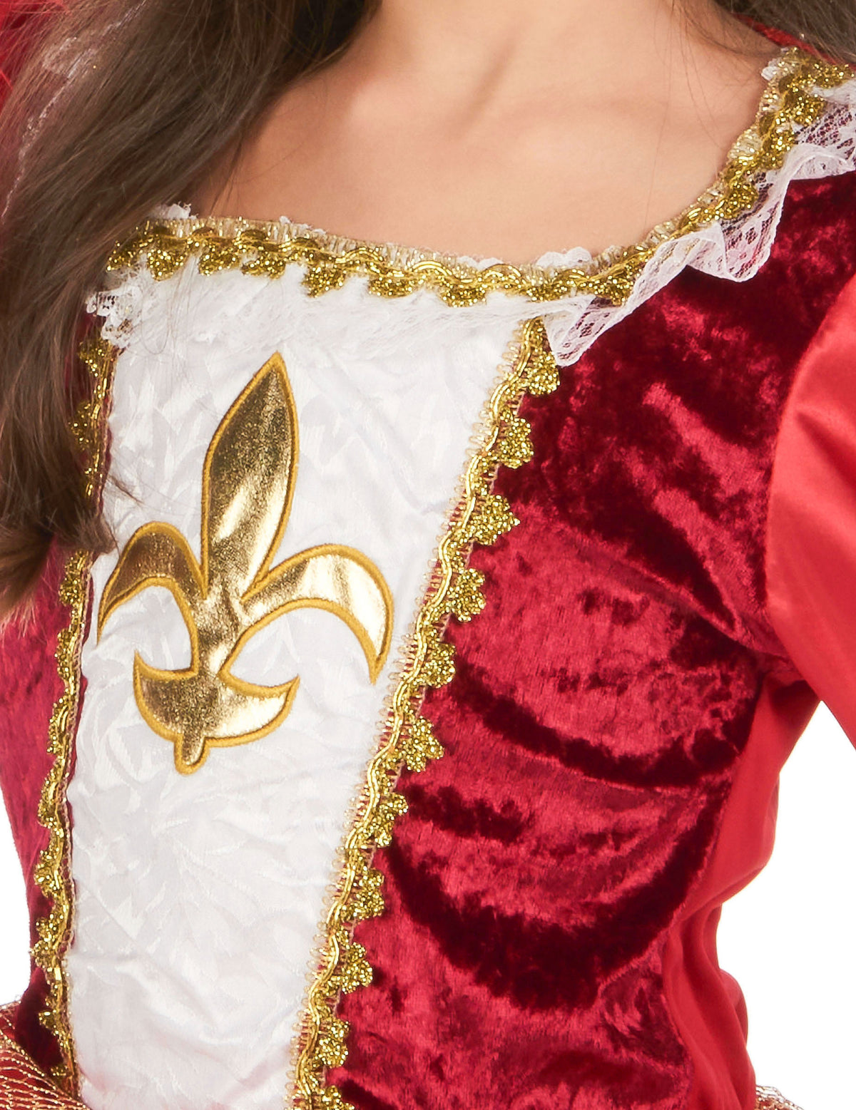 Gros plan sur la fleur de lys dorée du bustier du déguisement de princesse médiévale effet satiné