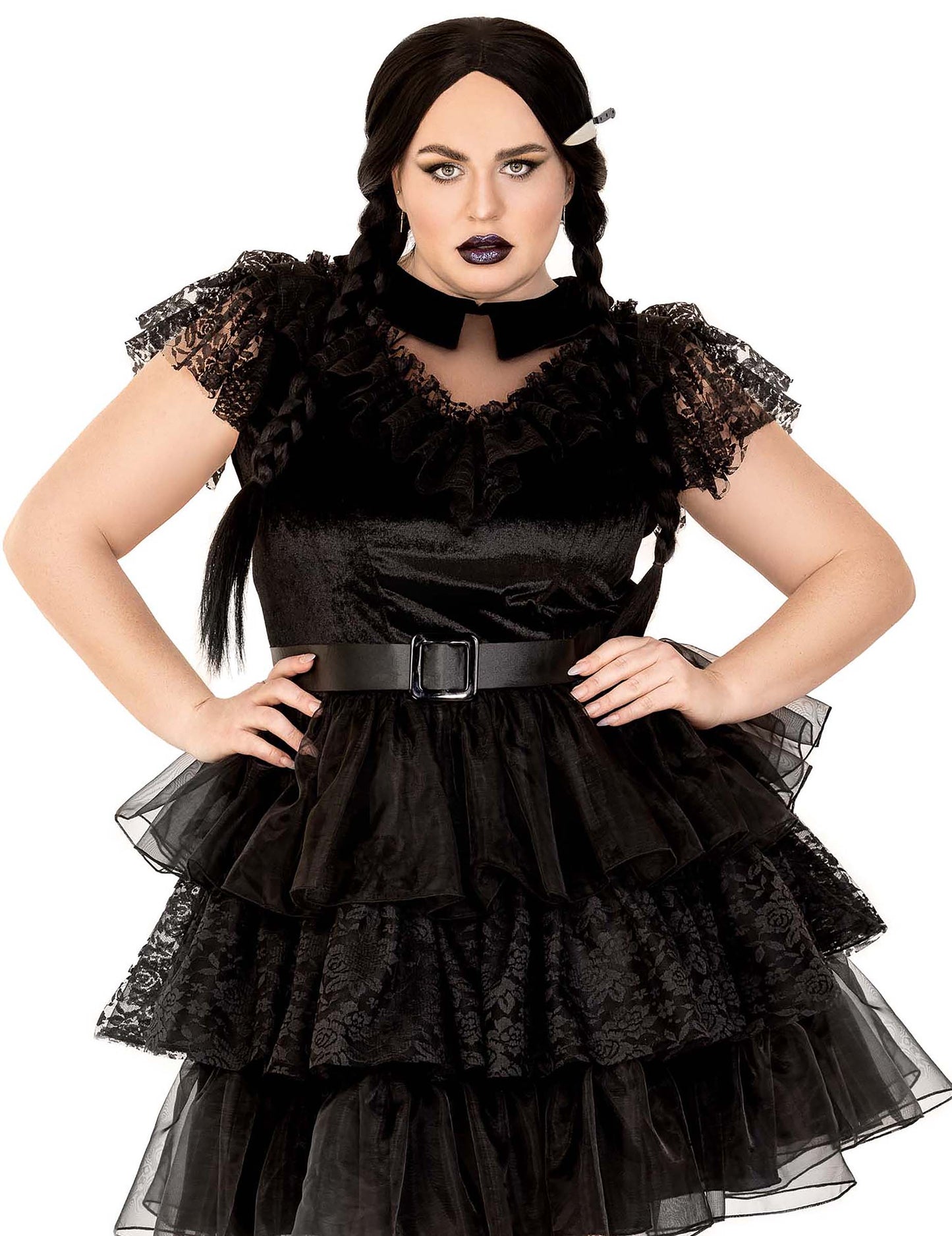 Gros plan sur le buste et la dentelle du déguisement rebelle gothique sexy