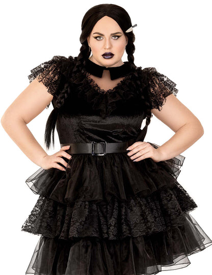 Gros plan sur le buste et la dentelle du déguisement rebelle gothique sexy