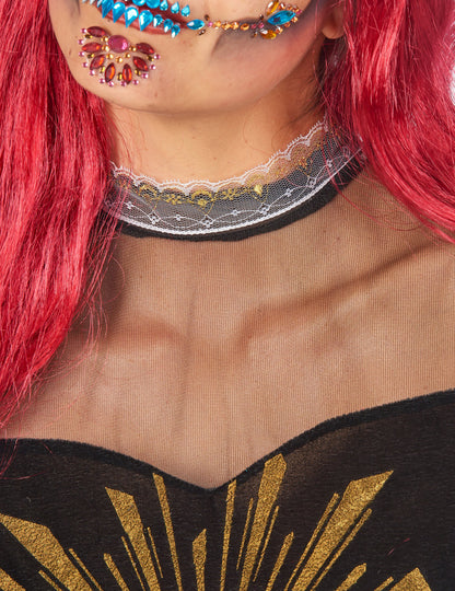 Détail du col en dentelle et du décolleté du déguisement reine du Dia de los muertos pour femme