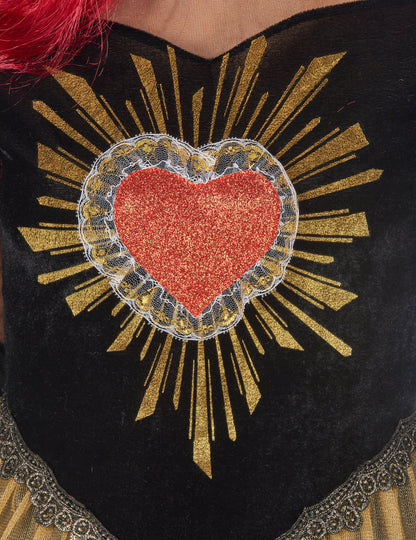 Détail du cœur rouge pailleté et des rayons dorés du déguisement reine du Dia de los muertos