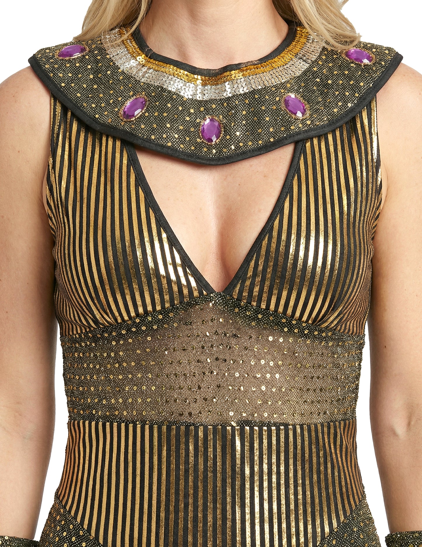 Detail plastronu a flitrů kostýmu královny Nilu Egypta