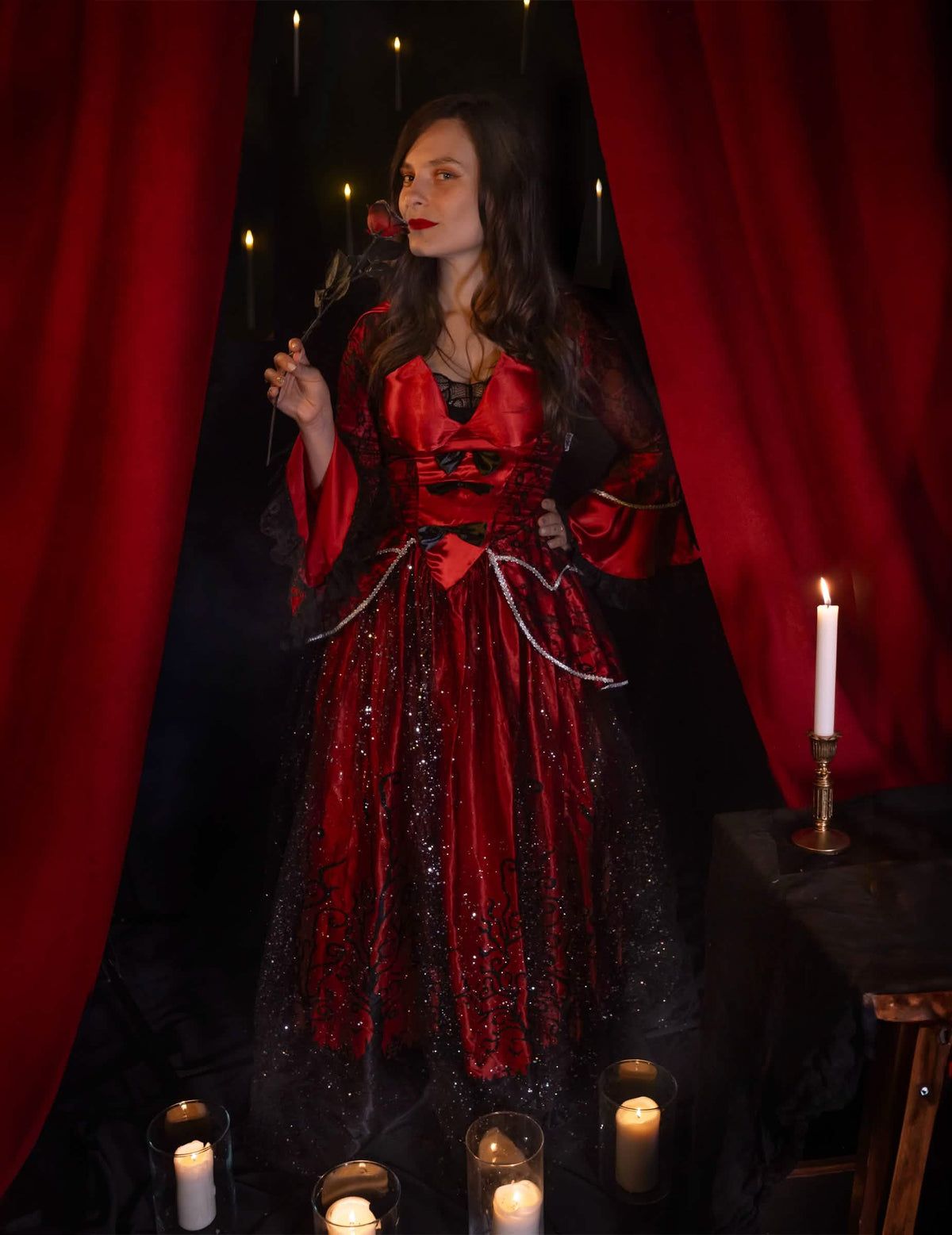 Mise en situation du déguisement reine vampire luxe pour femme